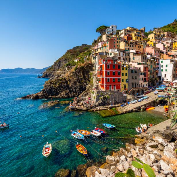 Cinque Terre in Italien, bunte Häuser und kleine Boote in der Bucht.