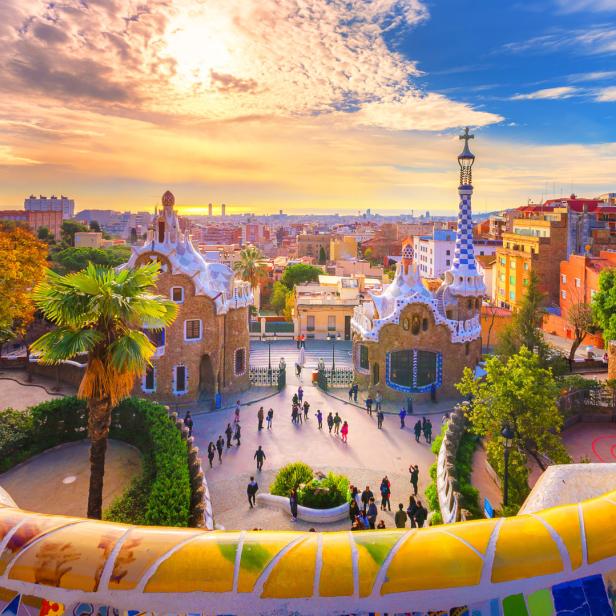 Blick vom Park Güell in Barcelona auf die Stadt bei Sonnenuntergang.