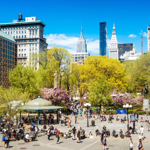Der Union Square Park in New York City mit Menschen und Blick auf die Skyline.