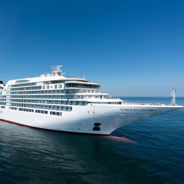 Das Kreuzfahrtschiff „Seabourn Encore“ fährt auf ruhigem, blauem Wasser.