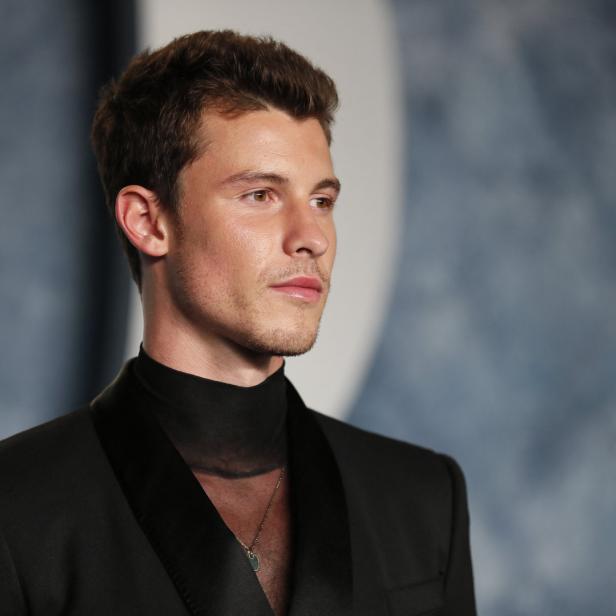 Ein Porträt von Shawn Mendes in einem schwarzen Anzug.