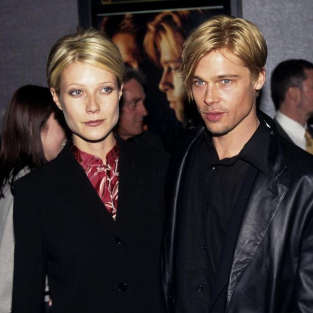 Gwyneth Paltrow und Brad Pitt posieren zusammen auf einer Veranstaltung.