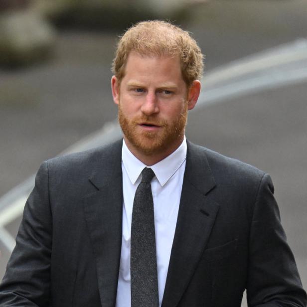 Prinz Harry trägt einen dunklen Anzug und eine Krawatte.