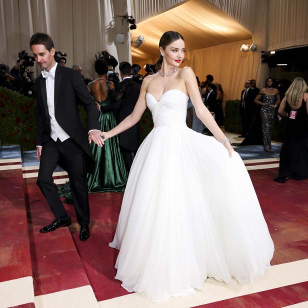 Miranda Kerr und Evan Spiegel auf dem roten Teppich einer Veranstaltung.