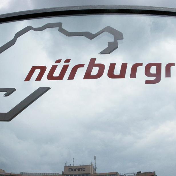 Das Logo des Nürburgrings vor einem bewölkten Himmel.