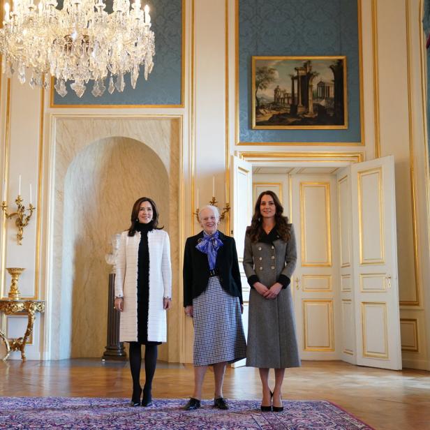 Königin Mary, Königin Margrethe II. und Prinzessin Kate posieren in einem opulenten Saal.