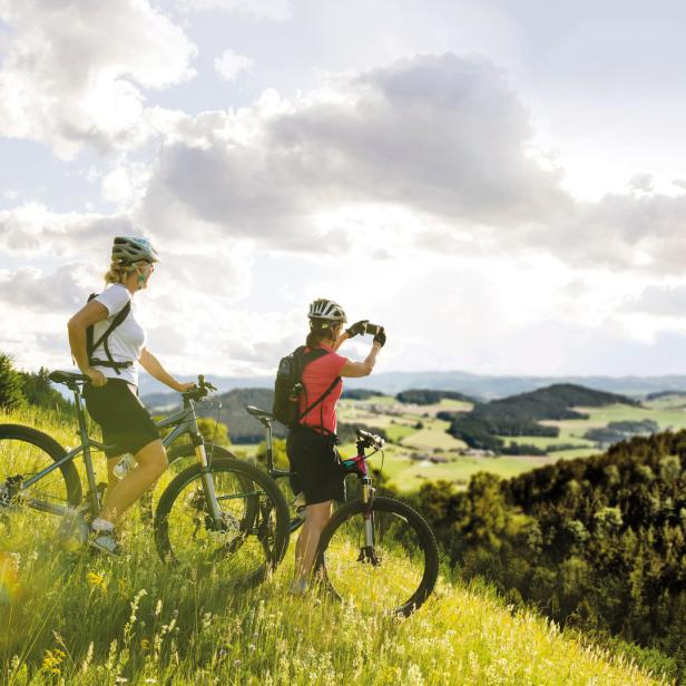 Zwei Frauen machen mit ihren Mountainbikes eine Pause im Mühlviertel.