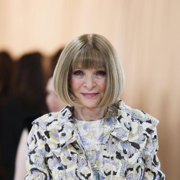 Anna Wintour trägt eine gemusterte Jacke mit Pailletten und eine Halskette.