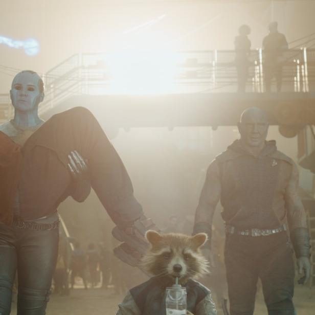 Nebula trägt den bewusstlosen Star-Lord, während die Guardians of the Galaxy um sie herum stehen.