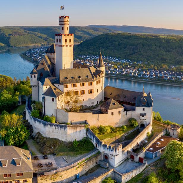 Braubach: Die Marksburg thront über dem Rhein, Route der Rheinromantik;, Oberes Mittelrheintal