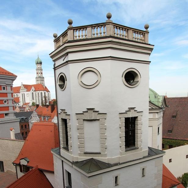 Blick über die Dächer von Augsburg mit mehreren Türmen und der St. Ulrichs Basilika.