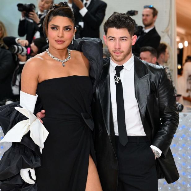 Priyanka Chopra und Nick Jonas posieren auf dem roten Teppich.