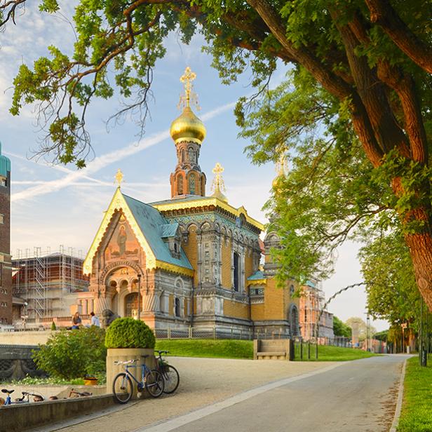Kirche mit einer goldenen Kuppel und einem Kreuz auf der Spitze