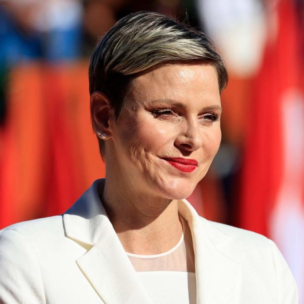 Fürstin Charlène von Monaco mit kurzem blonden Haar und rotem Lippenstift.