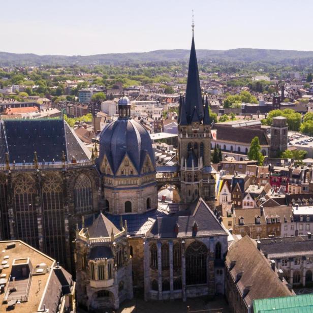 Luftaufnahme des Aachener Doms und der umliegenden Stadt.