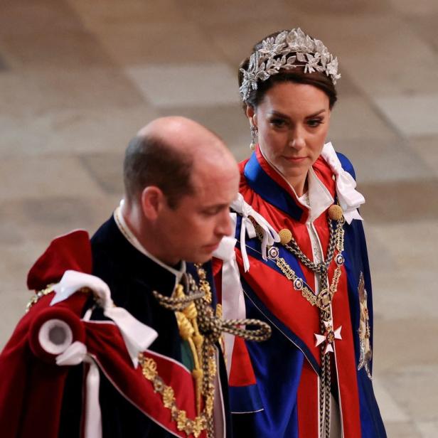Prinz William und Prinzessin Kate tragen zeremonielle Gewänder.
