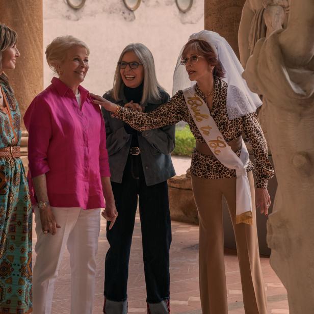 Jane Fonda mit „Braut zu sein“-Schärpe und Schleier mit ihren Freundinnen Diane Keaton, Mary Steenburgen und Candice Bergen.
