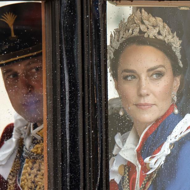Prinz William und Prinzessin Kate fahren in einer Kutsche.