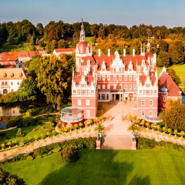 Das Schloss Moritzburg mit seinem weitläufigen Park aus der Vogelperspektive.