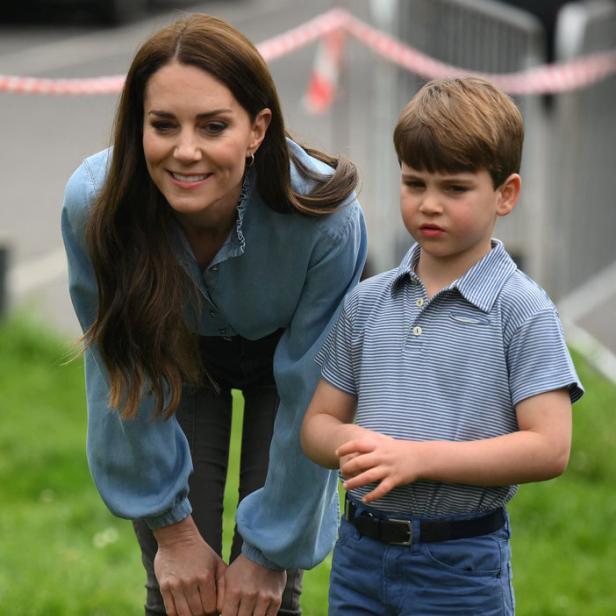 Kate Middleton mit Prinz Louis auf einer Wiese.