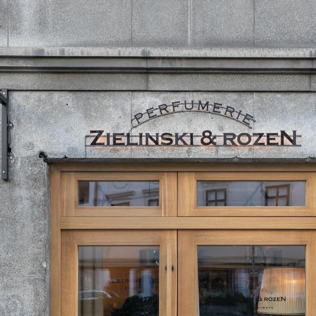 Die Fassade der Parfümerie Zielinski & Rozen mit dem Ladenschild.