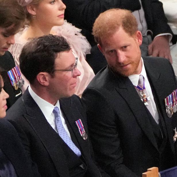 Jack Brooksbank und Prinz Harry bei Charles' Krönung.