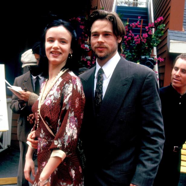 Brad Pitt und Juliette Lewis posieren zusammen auf einem Event.