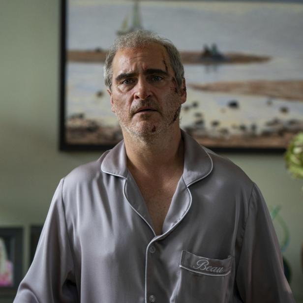 Joaquin Phoenix mit blutigen Kratzern im Gesicht und einem Schlafanzug mit der Aufschrift „Beau“.