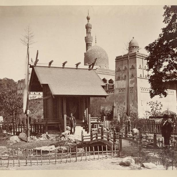 Ein japanisches Gebäude steht vor einem Gebäude im arabischen Stil.