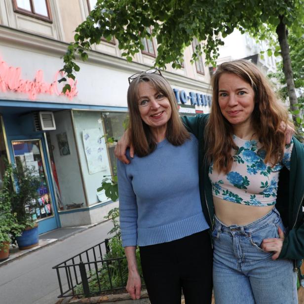 Zwei Frauen stehen vor dem „Allerleighten Cafe“.