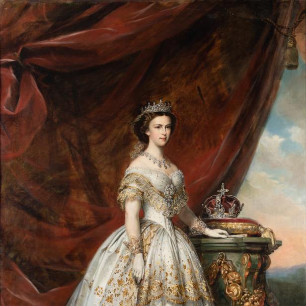 Ein Porträt von Kaiserin Elisabeth von Österreich in einem weißen Kleid mit goldenen Verzierungen.