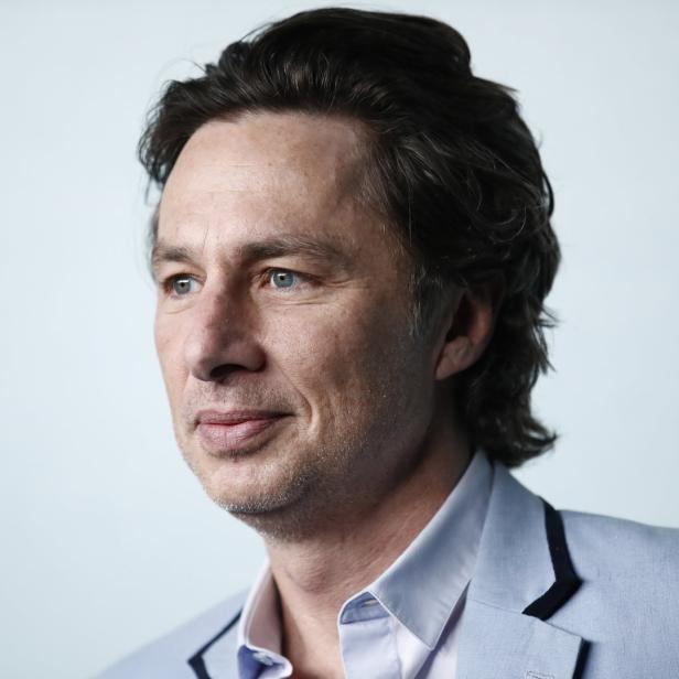 Porträt von Zach Braff, der ein hellblaues Jackett trägt.