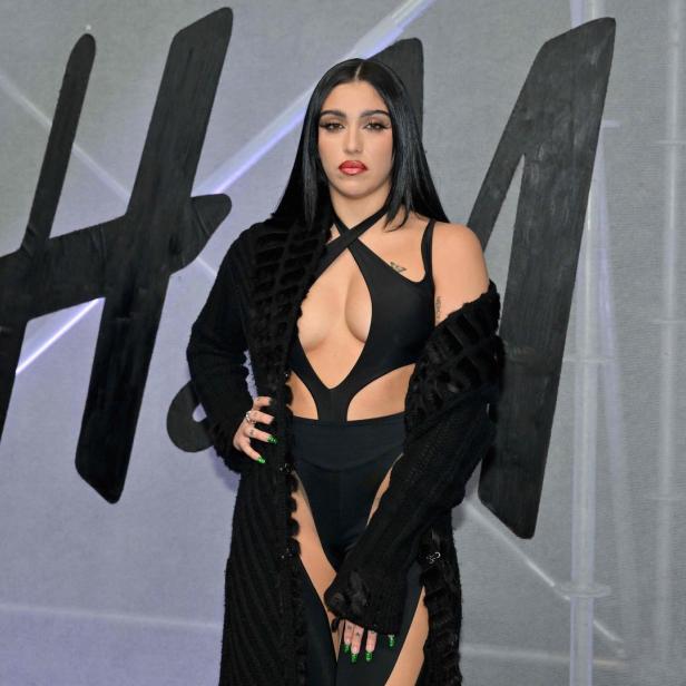 Lourdes Leon posiert vor dem H&M-Logo.