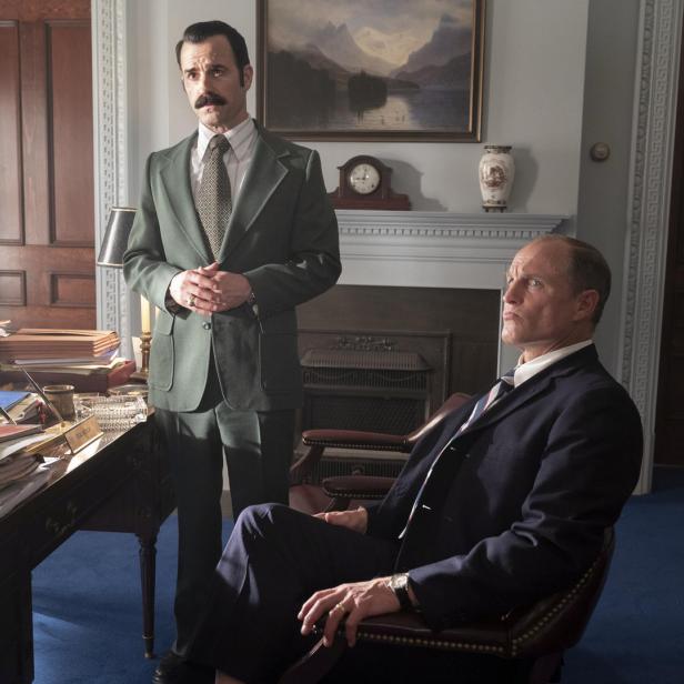Justin Theroux und Woody Harrelson in „White House Plumbers“.