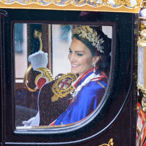 Kate Middleton mit Tiara in einer Kutsche während einer Parade.
