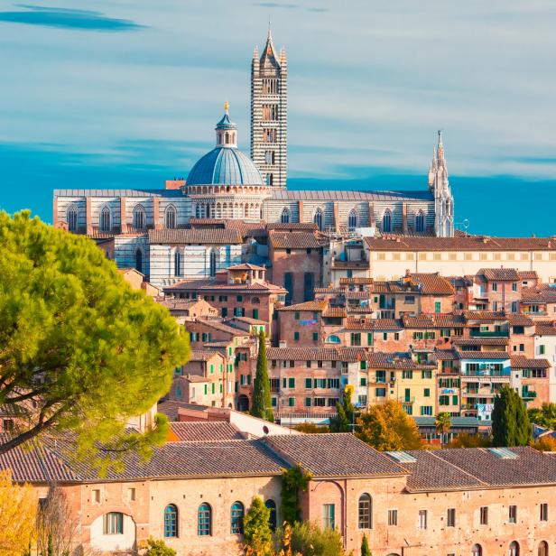 Blick auf die mittelalterliche Stadt Siena in der Toskana mit dem Dom im Hintergrund.