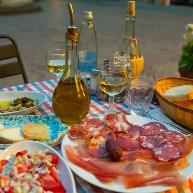 Weißwein und leckere italienische, hausgemachte Snacks.
