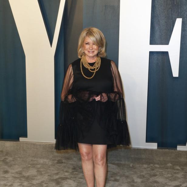 Martha Stewart posiert auf dem roten Teppich der „Vanity Fair“ Oscar-Party.