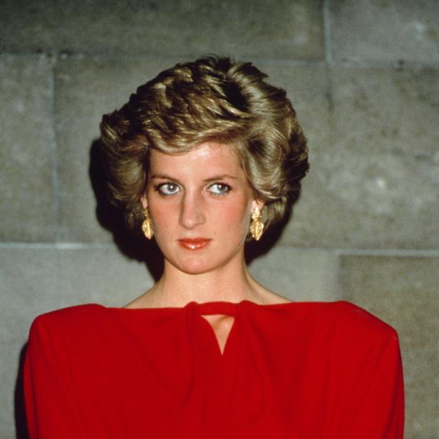 Diana, Prinzessin von Wales, in einem roten Kleid und goldenen Ohrringen.