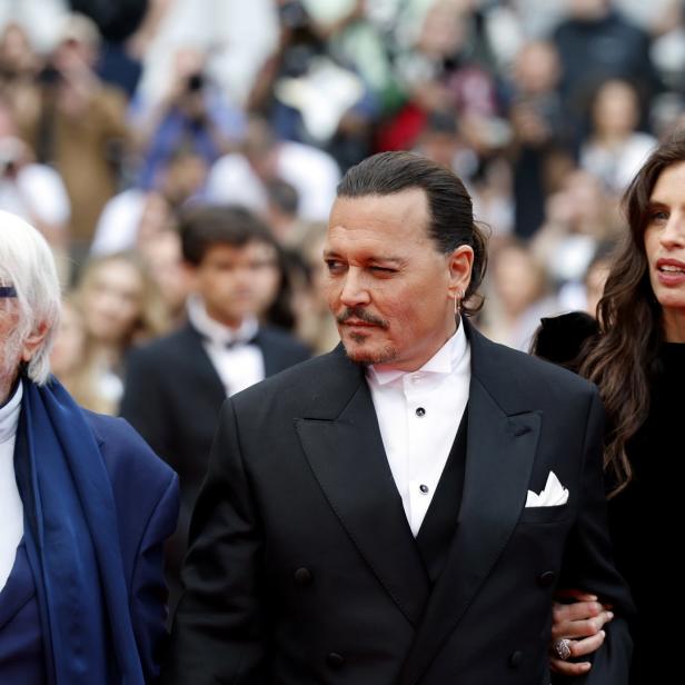 Johnny Depp mit Maïwenn und Pierre Richard auf dem roten Teppich in Cannes.