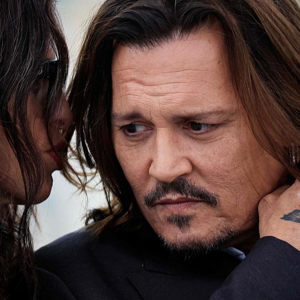 Johnny Depp mit einer Frau im Gespräch.