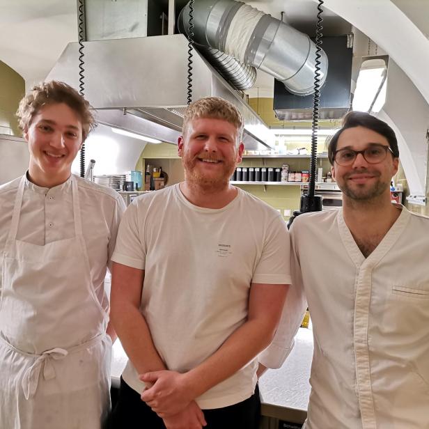 Drei Männer, vermutlich Köche, stehen in der Küche des Restaurants Rossbarth in Linz.