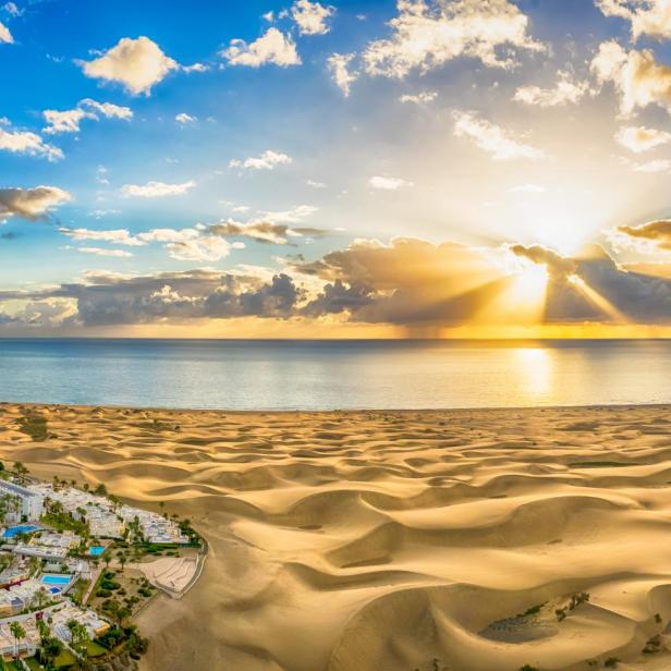 Blick auf die Dünen von Maspalomas auf Gran Canaria bei Sonnenuntergang.
