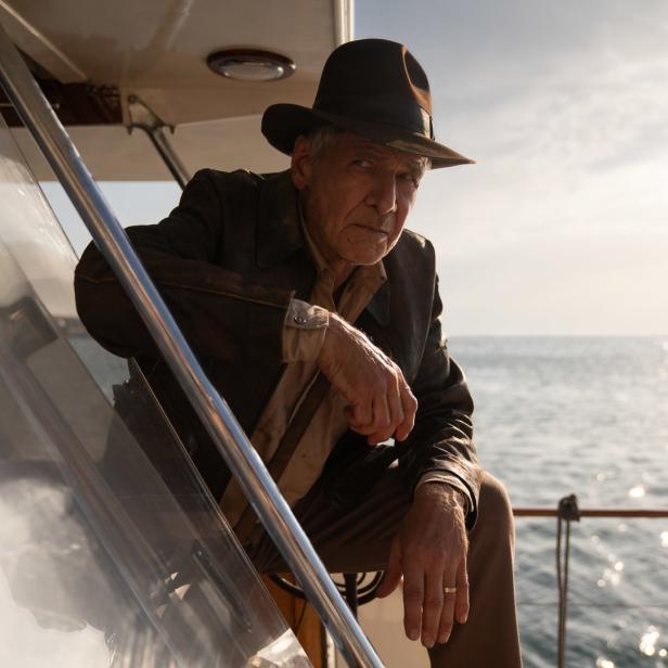 Harrison Ford als Indiana Jones auf einem Boot mit dem Meer im Hintergrund.