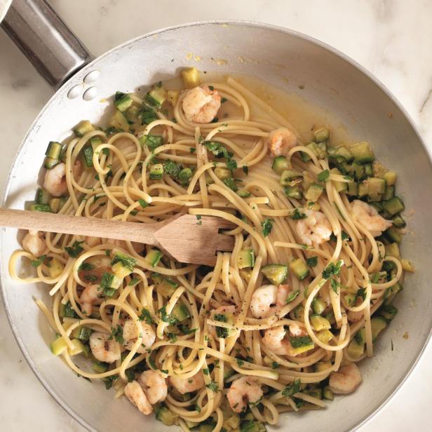 Linguine mit Zucchini und Garnelen.