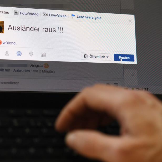 Auf einem Computerbildschirm ist ein Hassposting mit der Aufschrift „Ausländer raus !!!“ zu sehen.