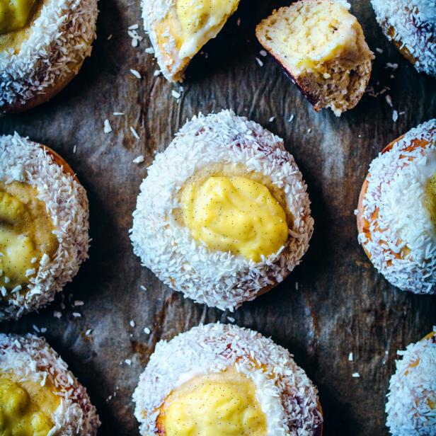 Puddingteilchen mit Kokosraspeln.