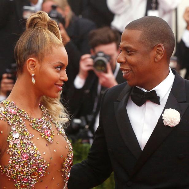 Beyoncé und Jay-Z auf dem roten Teppich, beide elegant gekleidet.