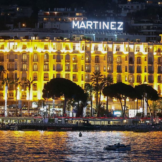 Das beleuchtete Hotel Martinez in Cannes bei Nacht.