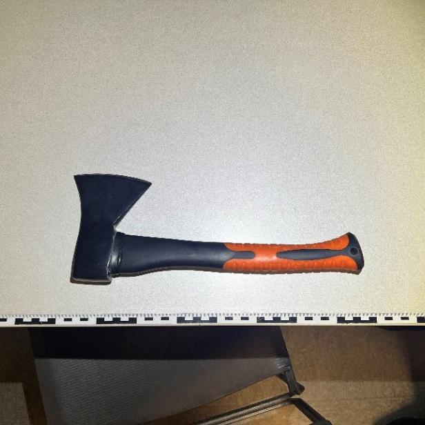 Ein Mann drohte Polizisten mit Axt.